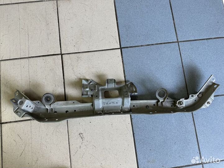 Панель передняя верхняя поперечная Nissan Tiida Яп