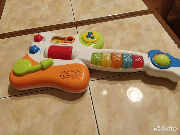 Музыкальная игрушка: гитара