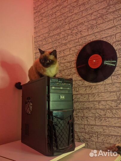 Начальный игровой компьютер с монитором