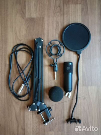 Продаю микрофон с креплением