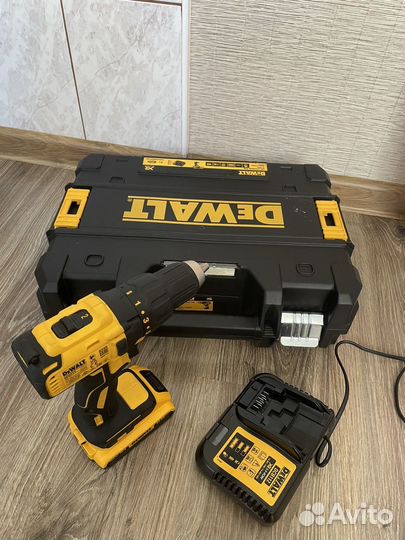 Шуруповерт акк. Dewalt DCD777