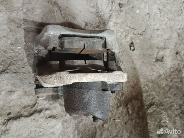 Суппорт левый Renault Symbol 2