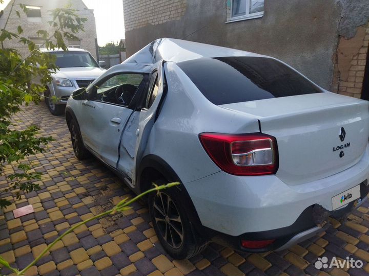 Renault Logan Stepway 1.6 МТ, 2020, битый, 39 000 км