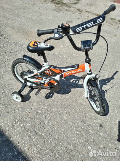 Детский велосипед с дополнительными колесами