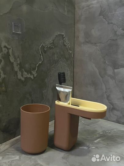 Настенный держатель для зубных щеток