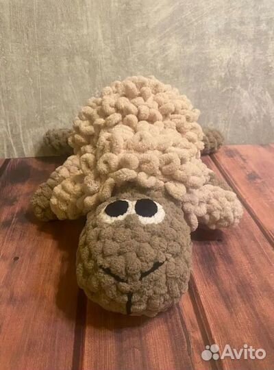 Вязаный барашек ручной работы из плюшевой пряжи