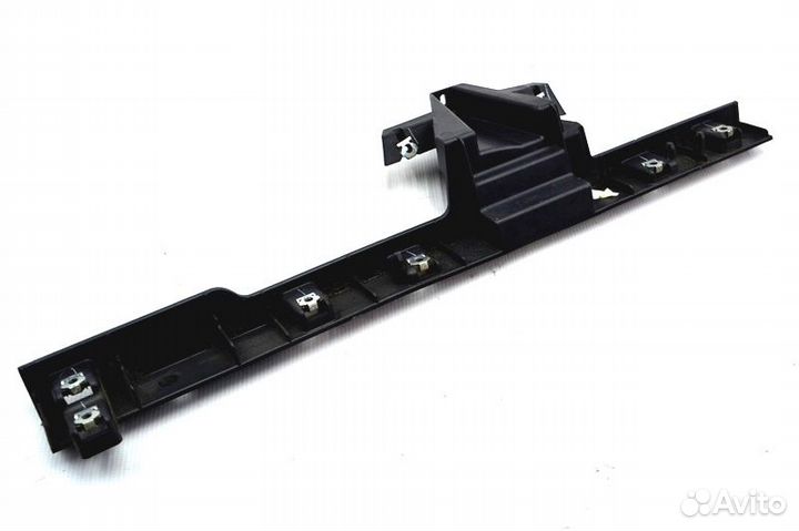 Пластиковая крышка торпеды у подножья водителя mer