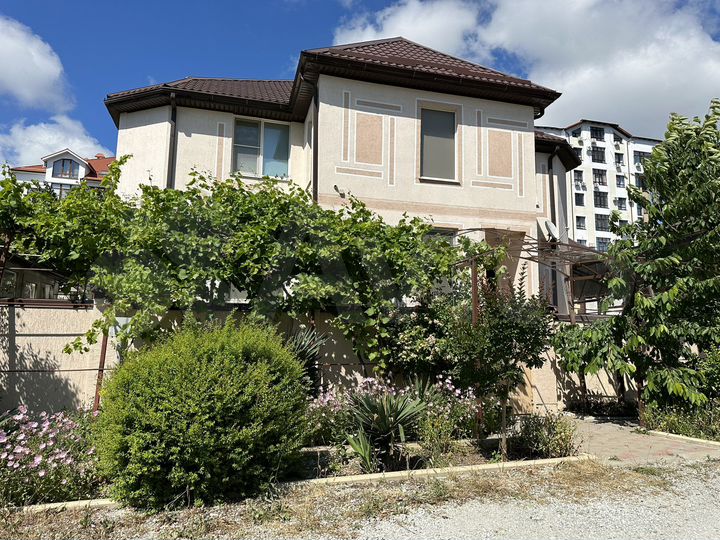 Дом 256 м² на участке 4,2 сот.