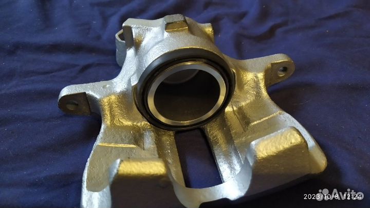 Тормозной суппорт передний левый пасс