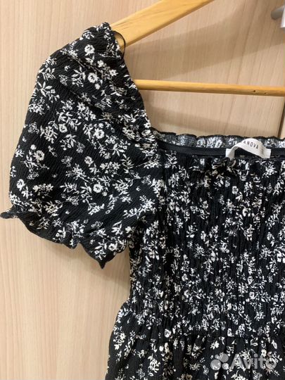 Платье черное в мелкий цветок короткое выше колено