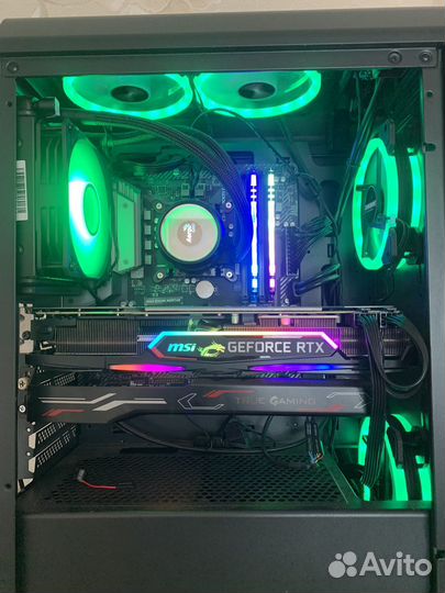 Игровой компьютер с монитором и клавиатурой