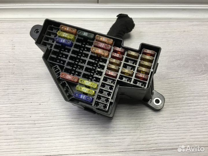 Блок реле и предохранителей Volkswagen Passat 1.9