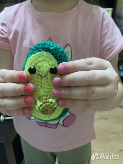 Авокадо вязаная игрушка