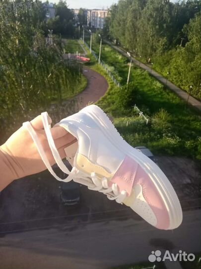 Кроссовки женские