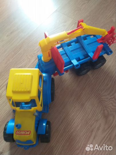 Грузовики и трактор