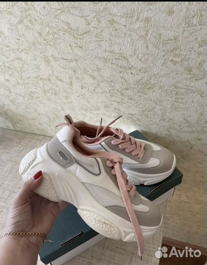 Кроссовки женские