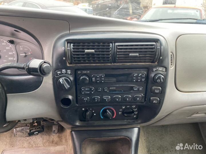 Центральная консоль торпеды Ford Explorer 2