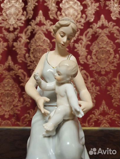 Статуэтка фарфоровая мать с ребёнком