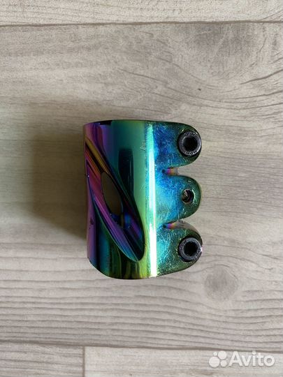 Зажим трехболтовый для трюкового самоката