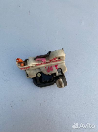 Замок двери задний правый Nissan Almera N15