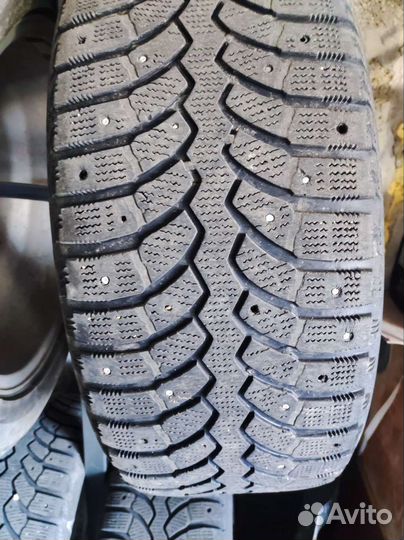 Bridgestone Blizzak Spike-01 225/50 R17