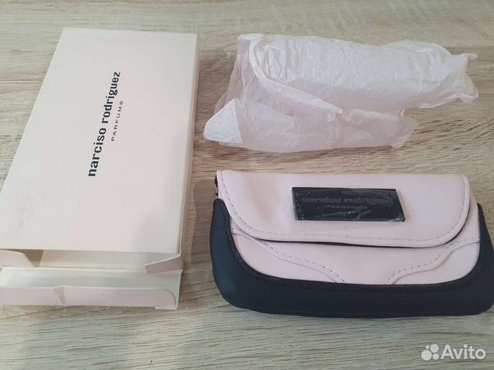 Брелок Givenchy, помандер Guerlain, косметички