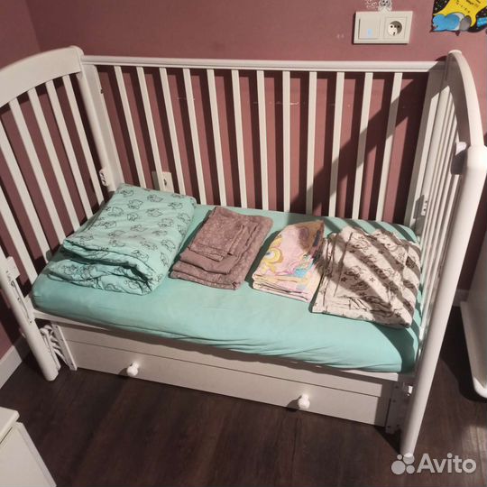 Детская кроватка с продольным маятником