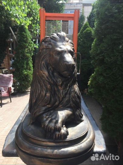 Скульптура льва
