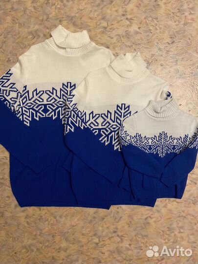 Комплект новогодних свитеров Family look
