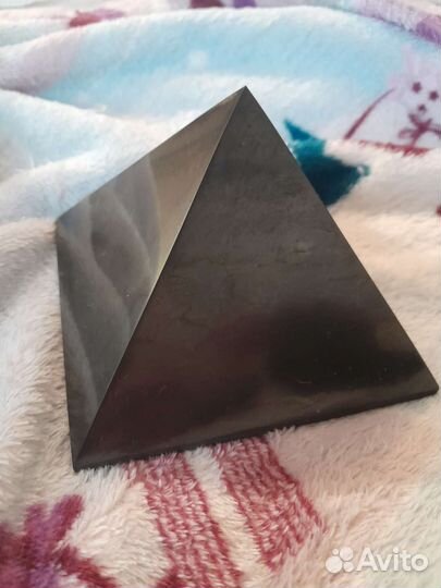 Пирамида из черного шунгита