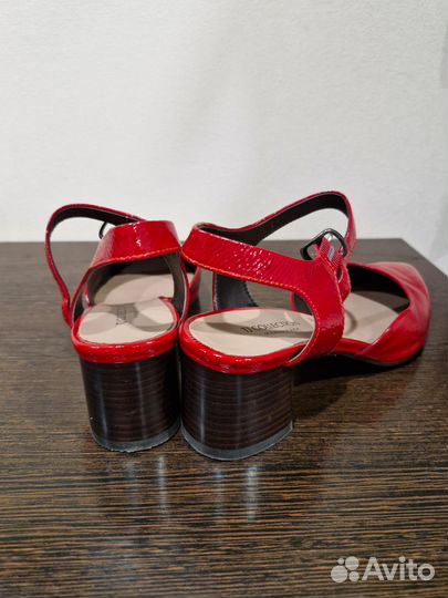 Босоножки женские красные из натуральной кожи