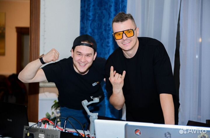 Диджей(Dj)с аппаратурой