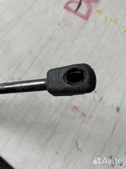 Амортизатор капота Renault Duster с 2012 года