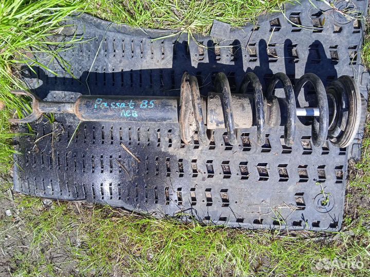 Амортизатор передний в сборе VW Passat (B5)