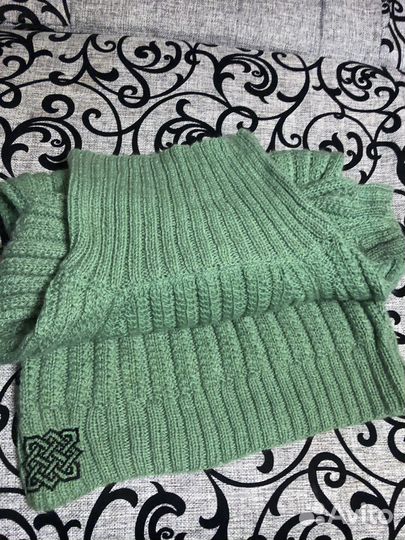 Шерстяной свитер. Ручной вязки