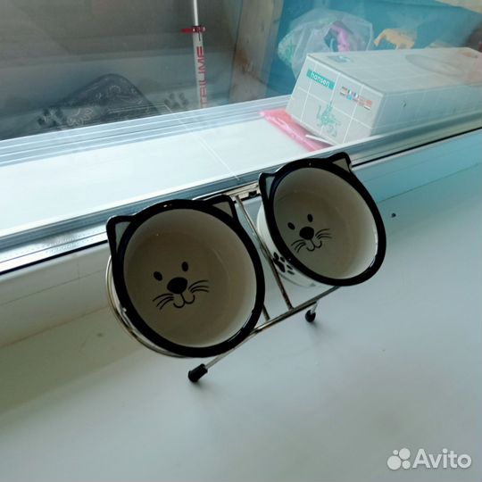 Две миски и подставка для мисок