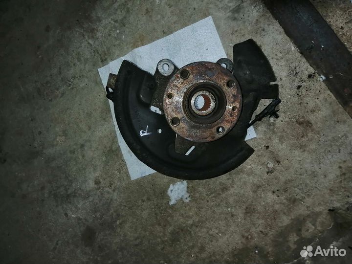 Поворотный кулак правый рено логан, лада ларгус