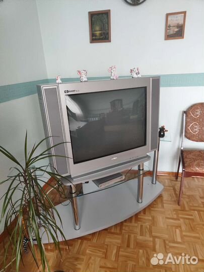 Телевизор Авест. 82 диагональ