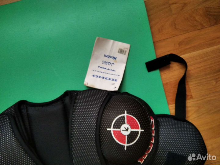 Нагрудник хоккейный. Щитки хоккейные