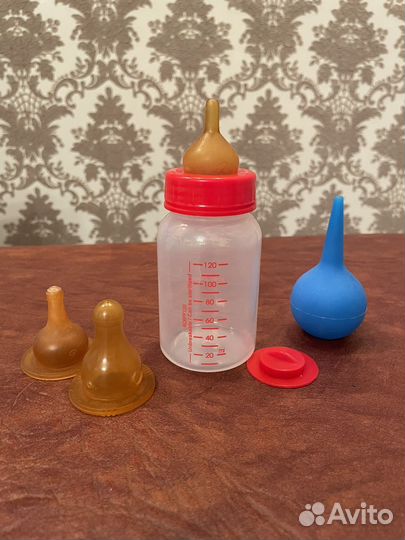 Корм для собак, подгузники, бутылочка с соской