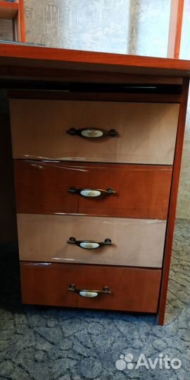 Продам компьютерный стол