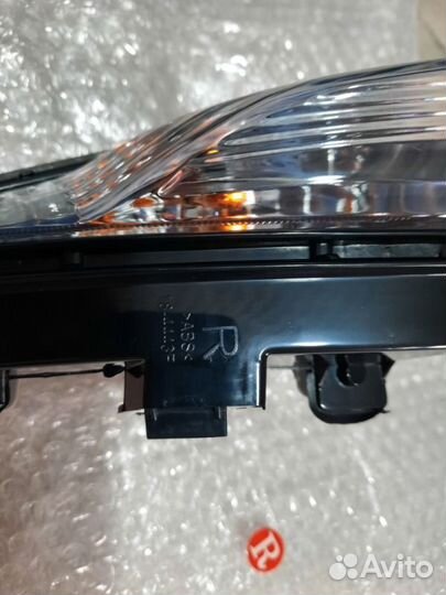 Поворотник в бампер передний правый Toyota Camry