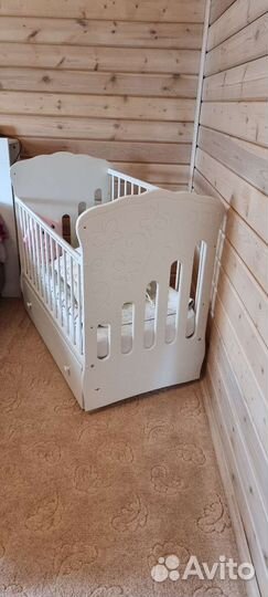 Детская кроватка с поперечным маятником