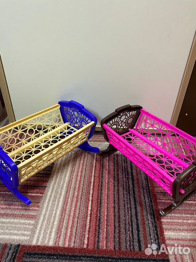 Детские игрушки, кроватки для кукол