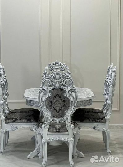 Обеденный стол и стулья