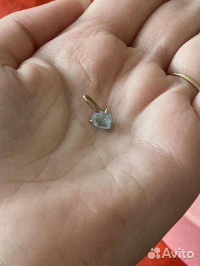 Золотая подвеска с топазом