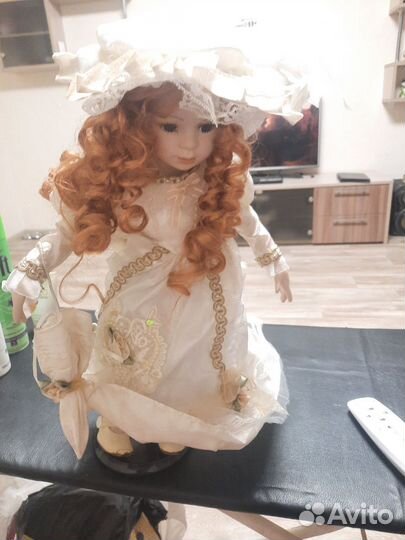 Кукла фарфоровая