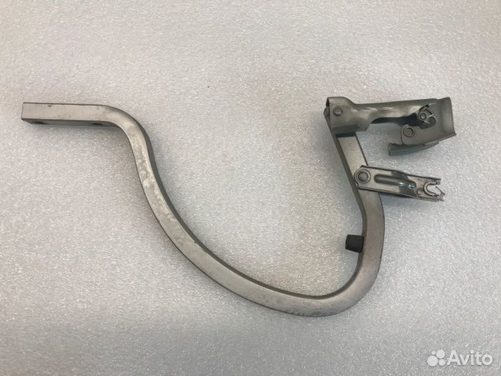 Петля крышки багажника Chevrolet Cruze седан 1.6