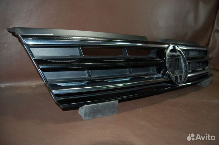 Решетка радиатора центральная - Volkswagen Tiguan