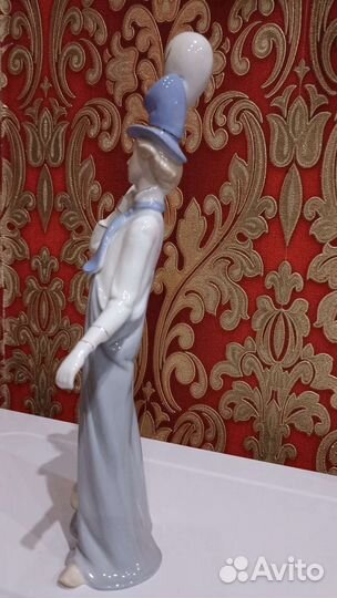 Фарфоровая статуэтка клоуна